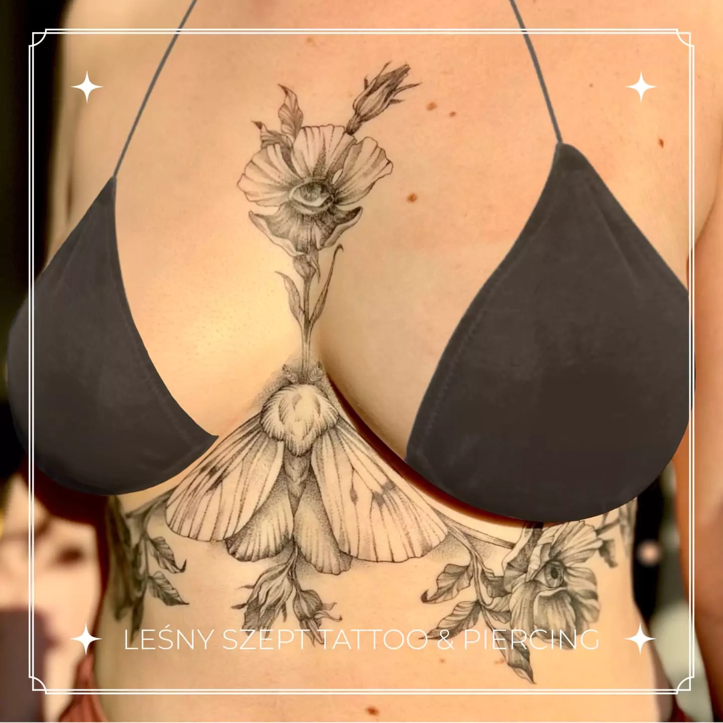 tatuaz cma z kwiatami na klatce